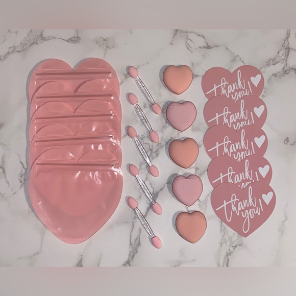 MAKE-UP FREEBIE FOR YOUR BUYERS BUNDLE - Picture 1 of 5